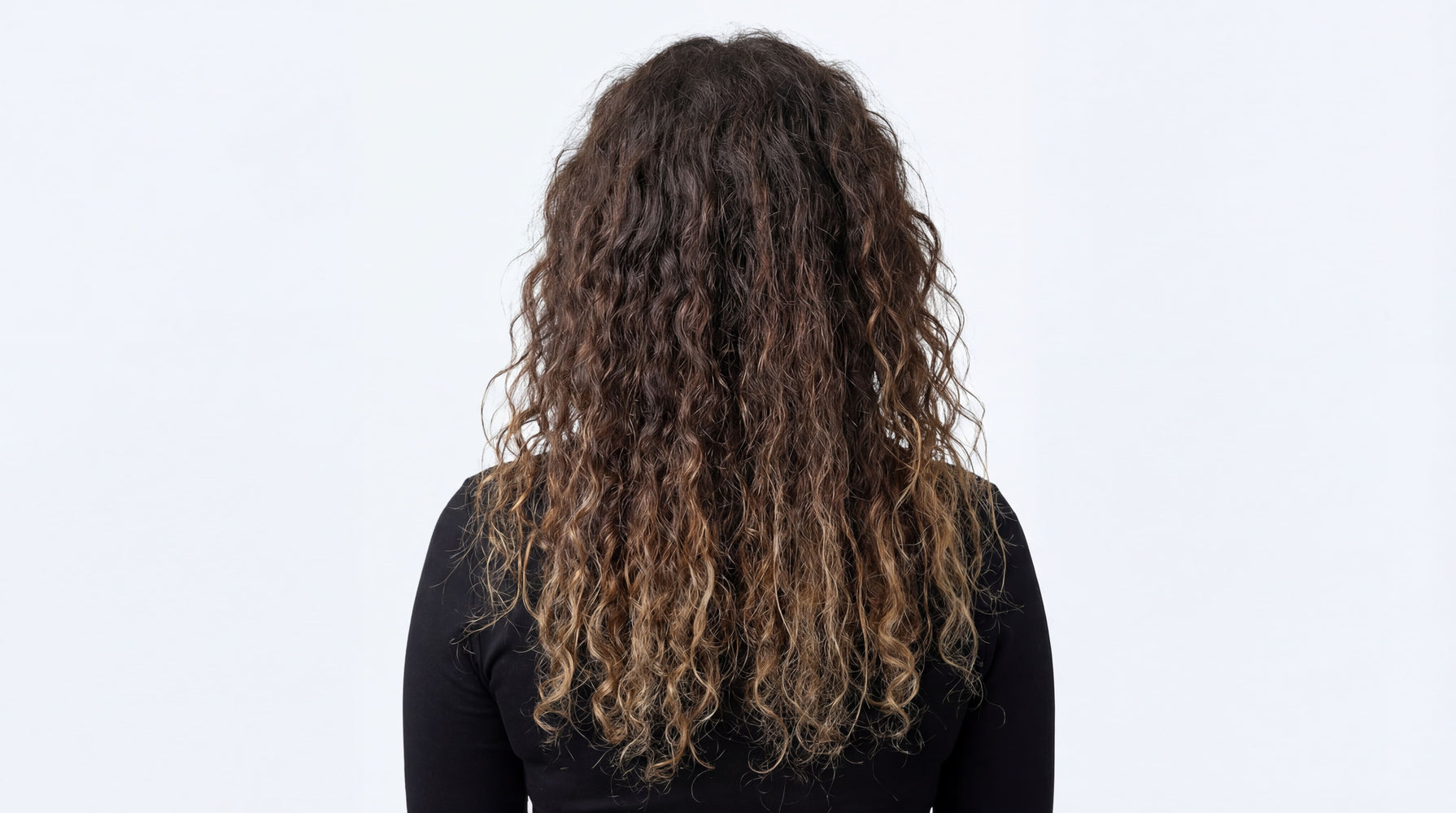 cheveux bouclés avec frisottis avant utilisation du sèche-cheveux AYNOR